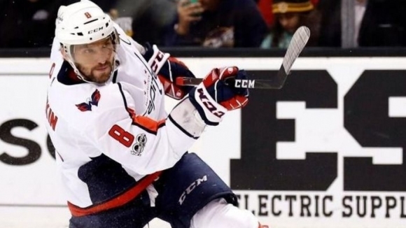 Руската звезда Александър Овечкин реализира два гола при победата на