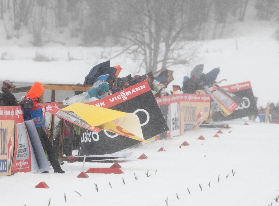 Снежна буря в германския зимен център Оберстдорф принуди организаторите да
