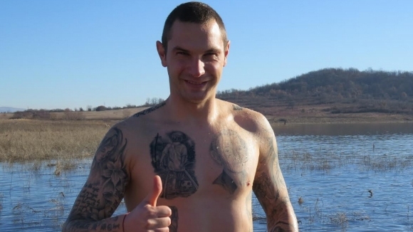 Титулярният вратар на Монтана Ивайло Василев се хвърли в ледените