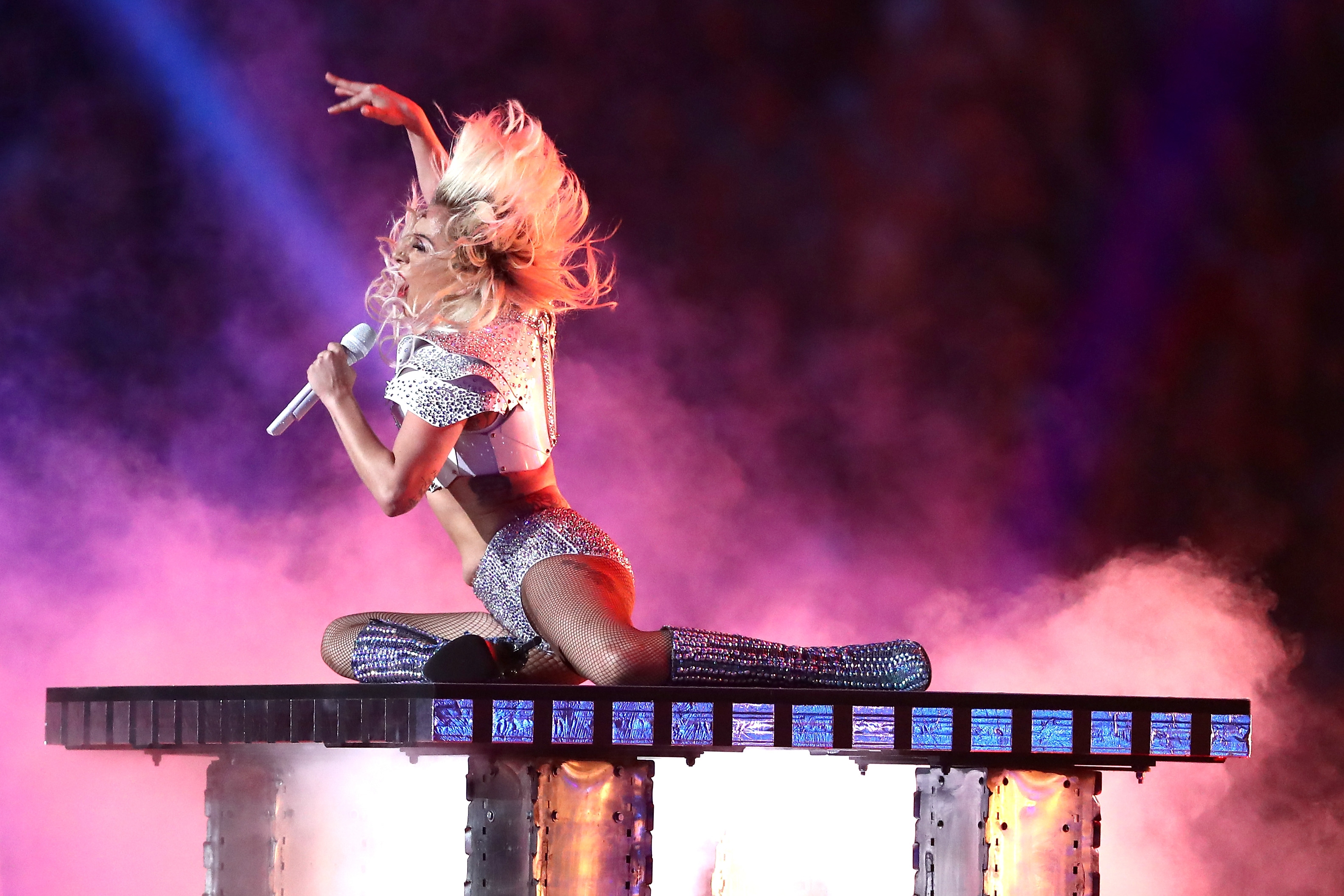 Американската певица Лейди Гага може да стане изпълнител на химна