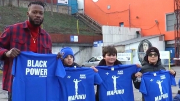 Нападателят на Левски Жуниор Мапуку зарадва най малките привърженици на отбора