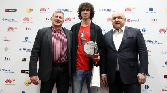 Министърът на физическото възпитание и спорта Красен Кралев връчи наградата