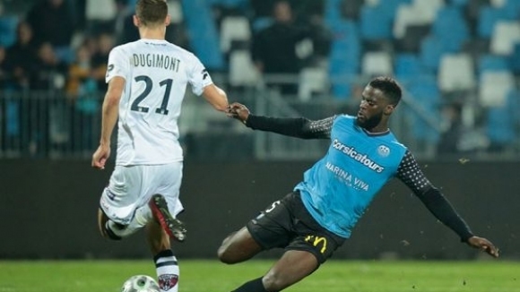 Българският защитник Мартин Кавдански изгледа от пейката равенството на Клермон