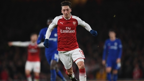 Плеймейкърът на Арсенал Месут Йозил е заинтересован от предложение на