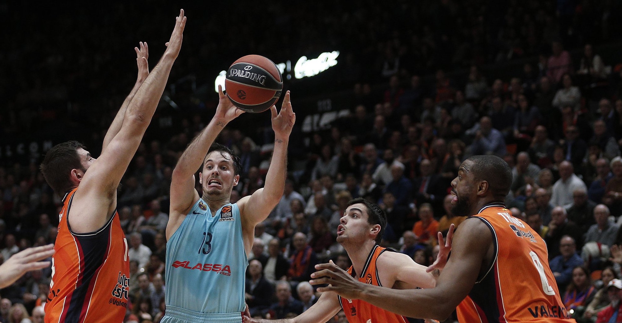 Барселона с Александър Везенков в състава загуби като гост на