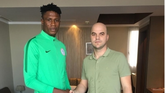 Локомотив (Пловдив) подписа договор с нигерийския национал Стивън Езе. Той