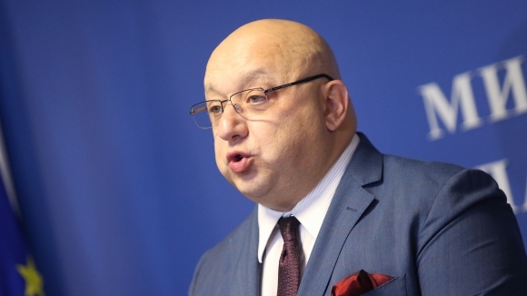 Спортният министър Красен Кралев отрече да взема страна в битката