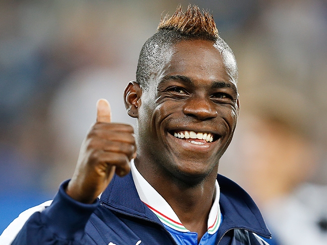 Ексцентричният италиански Марио Балотели рецитира част от произведение на Уилям