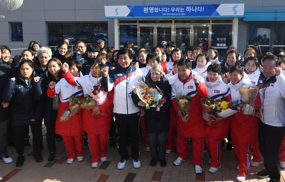 Група от 12 хокеистки от КНДР пристигна днес с автобус