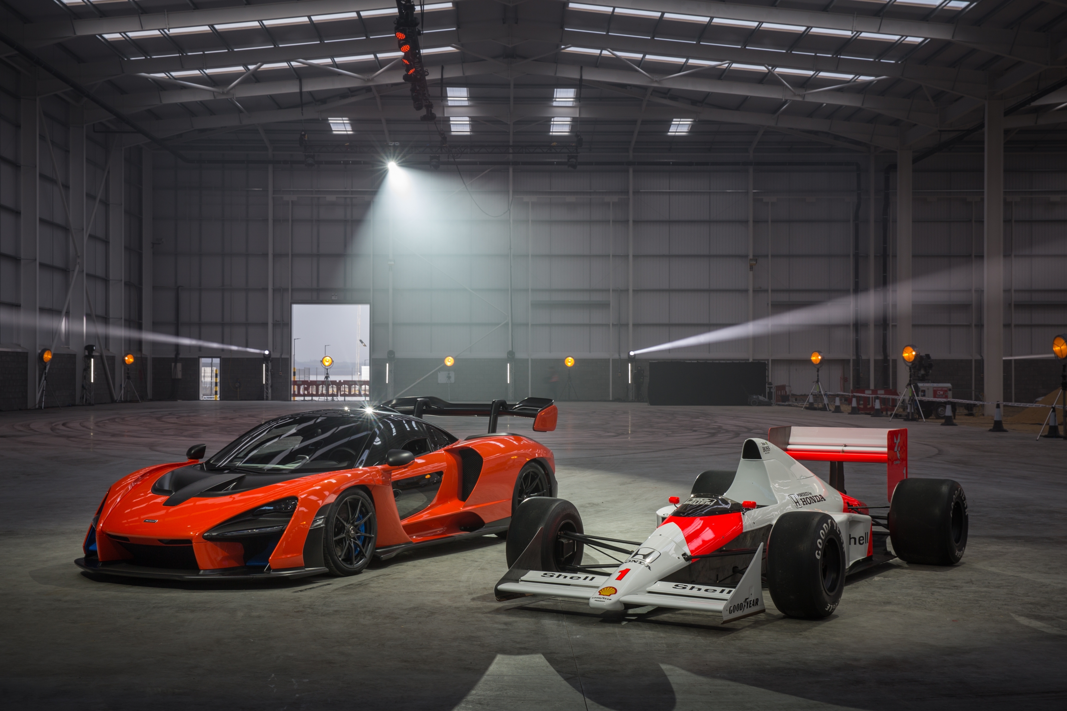 McLaren официално отвориха новата си фабрика в Йоркшир но вместо