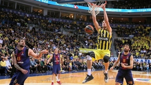 Българският баскетболист Александър Везенков не игра при поражението на Барселона