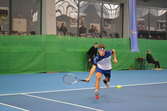 Защитаващият титлата си Александър Донски се класира за финала на