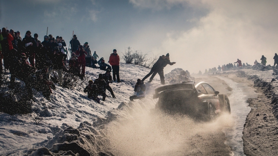 Световният шампион във WRC Себастиен Ожие с Ford държи лидерството