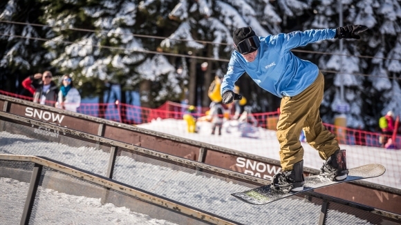 Екстремните сноубордисти на българската компания Стинки Сокс показаха виртуозни трикове