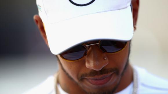 Четирикратният световен шампион Люис Хамилтън все още не е подписал