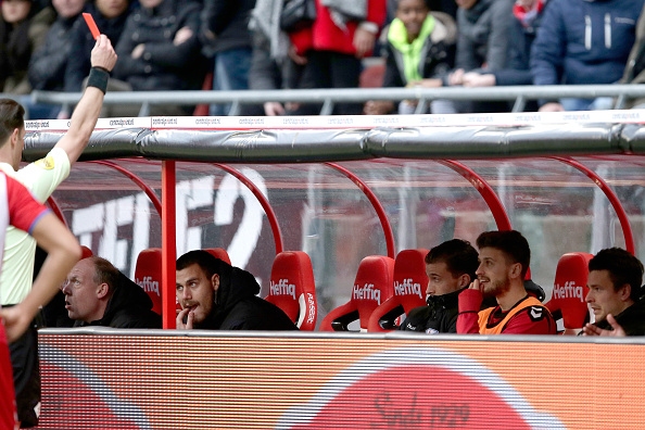 Примерите за странни червени картони са не един и два