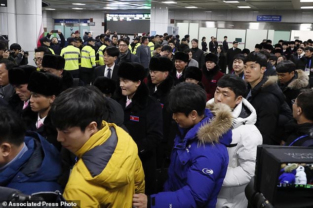 Спортистите от КНДР пристигнаха в Южна Корея броени дни преди