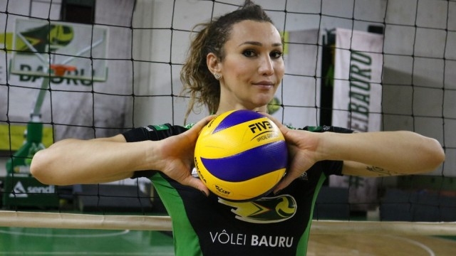 Първата транссексуална волейболистка в бразилското първенство - Тифани Абреу, прoдължава