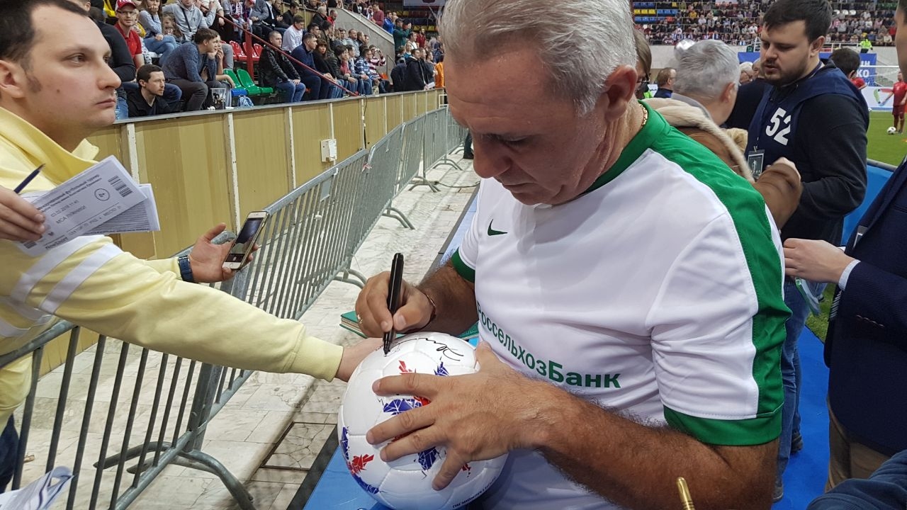 Звездата на българския футбол Христо Стоичков отново бележи голове Ицо