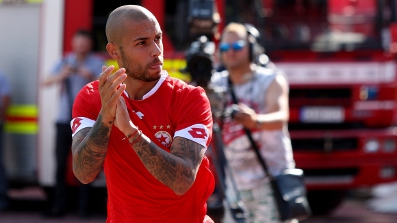 Шампионът на България за 1996 година Славия ще привлече Момчил