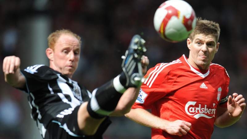 Големите съперници в английския футбол Манчестър Юнайтед и Ливърпул ще