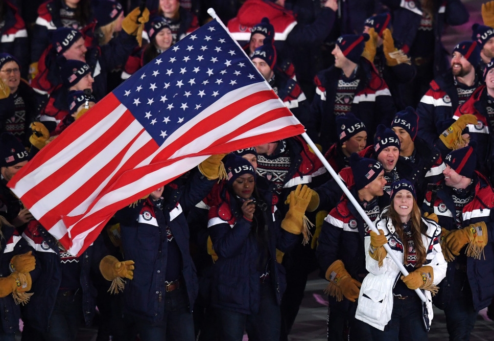 Знаменосецът на САЩ на церемонията на откриването на Олимпийските игри