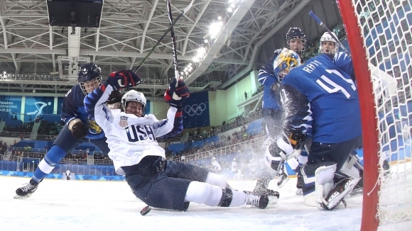 Сребърните медалистки от Сочи'2014- отборът на САЩ, стартираха с победа