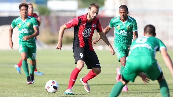 Борещият се за оцеляването си в професионалния футбол Оборище Панагюрище