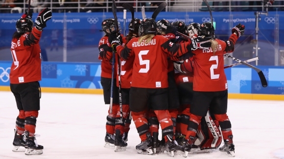 Олимпийският шампион по хокей на лед за жени Канада започна