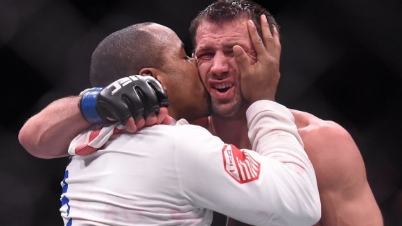 Всички фенове на American Kickboxing Academy тъгуват за резултата от