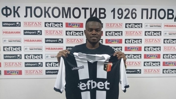 Локомотив (Пловдив) подписа договор с нигерийския защитник Мустафа Абдулахи. Това