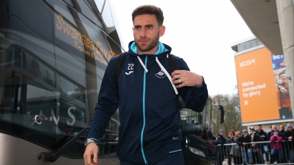 Капитанът на Суонзи Анхел Ранхел ще бъде извън игра през