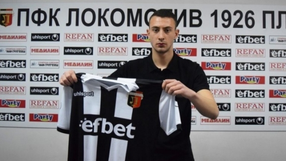 Полузащитникът от школата на Локомотив Пловдив Петър Главчев подписа днес