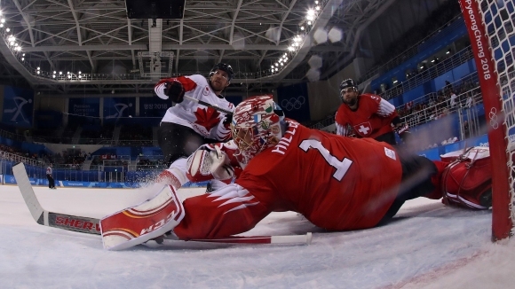 Канада започна защитата на олимпийската си титла в мъжкия хокей