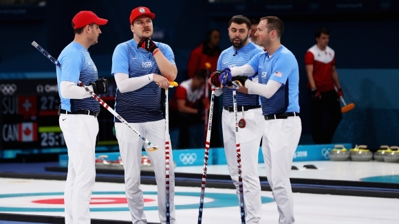 Олимпийският отбор на САЩ по кърлинг за мъже запази шансовете
