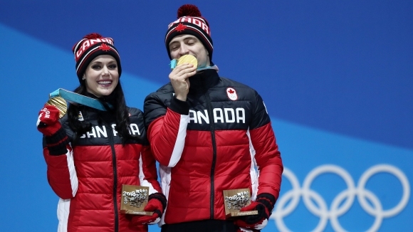 Канадските фигуристи Теса Върчю и Скот Моир, които завоюваха олимпийската