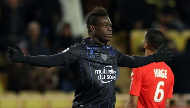 Ексцентричният нападател на френския Ница Марио Балотели развесели последователите си