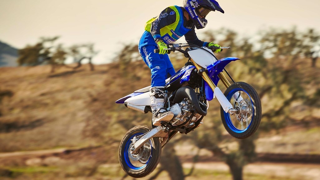 Гамата печеливши състезателни мотоциклети YZ на Yamaha е сред доминиращите