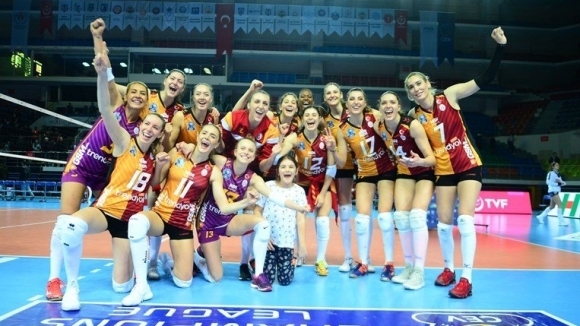 Националките Добриана Рабаджиева и Христина Русева и тимът на Галатасарай