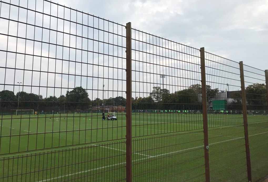 Непознат човек е бил хванат да се крие в храстите