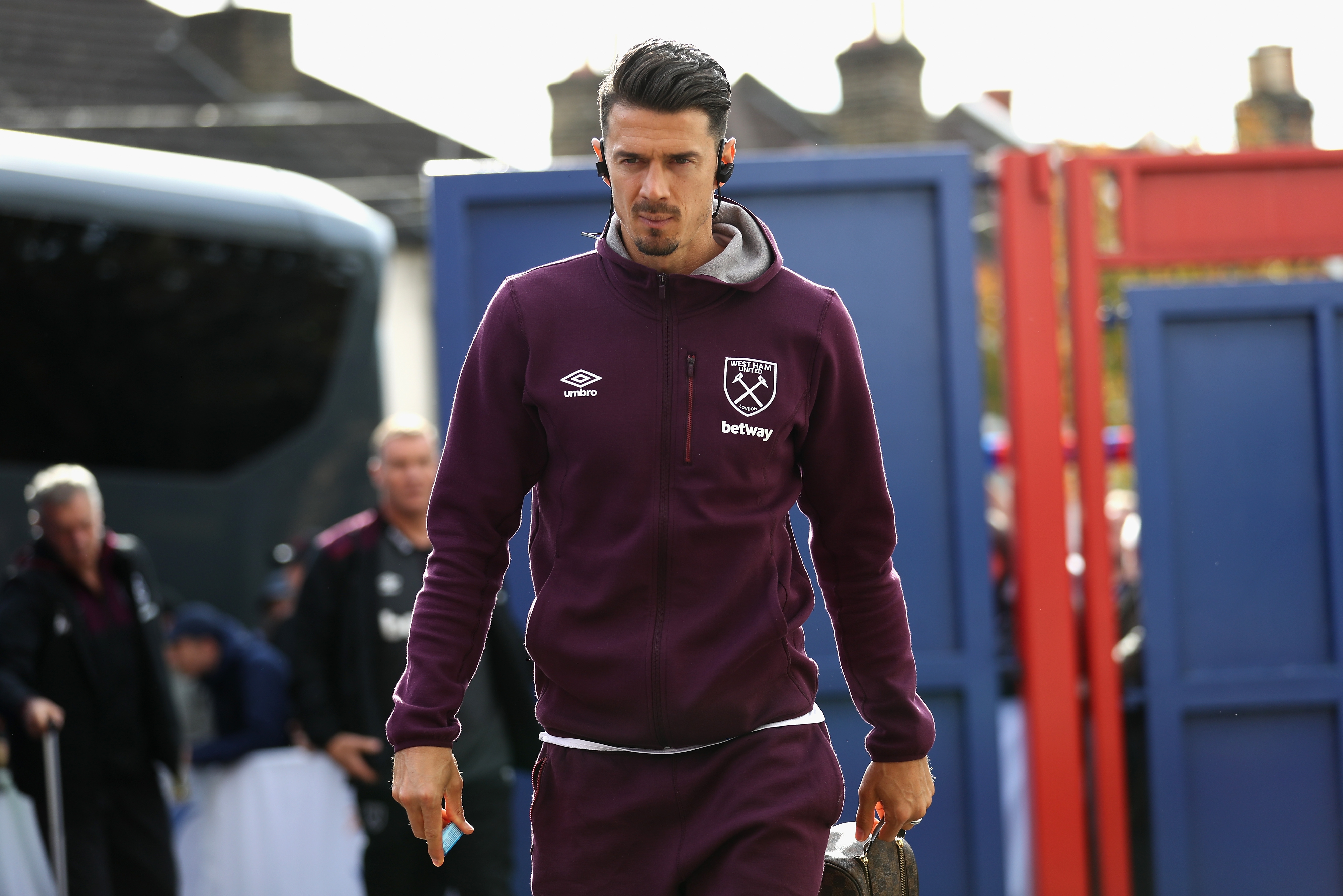 Защитникът на Уест Хам Жозе Фонте е пред трансфер в