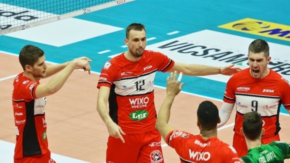Капитанът на националния отбор Виктор Йосифов и неговият LPR (Пиаченца)