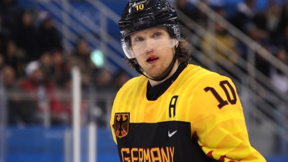 Състезателят по хокей на лед Кристиан Ерхоф ще бъде знаменосец