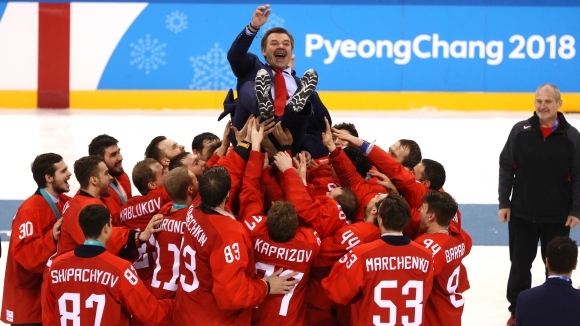 Руските хокеисти изпялаха акапелно химна на страната си по време