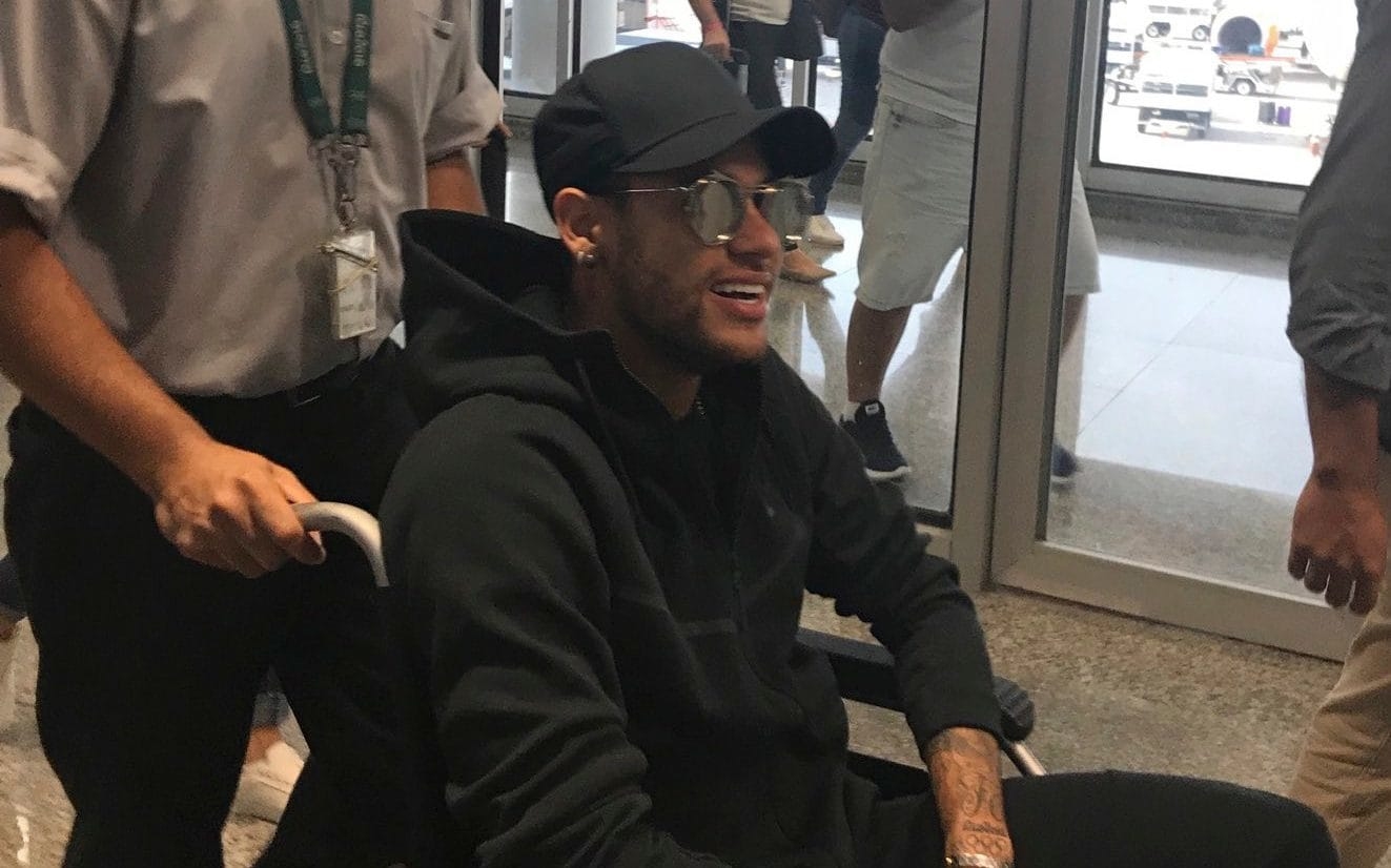 Най-скъпият футболист в света Неймар пристигна на летището в Рио