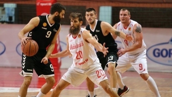 Българският национал Чавдар Костов игра пълни 40 минути при победата