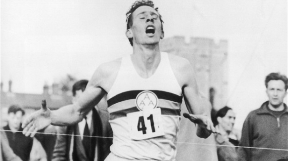 Британският лекоатлет Роджър Банистър - първият състезател, който пробяга една