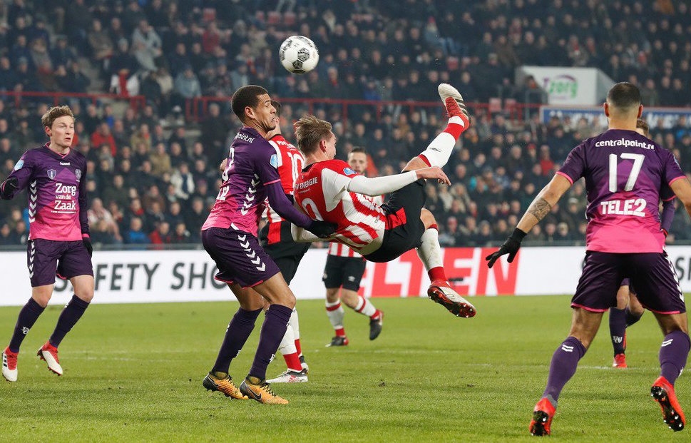 Нападателят на ПСВ Айндховен Луук де Йонг стана автор на