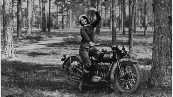 В 115 годишното наследство на Harley Davidson reg са останали хиляди снимки и