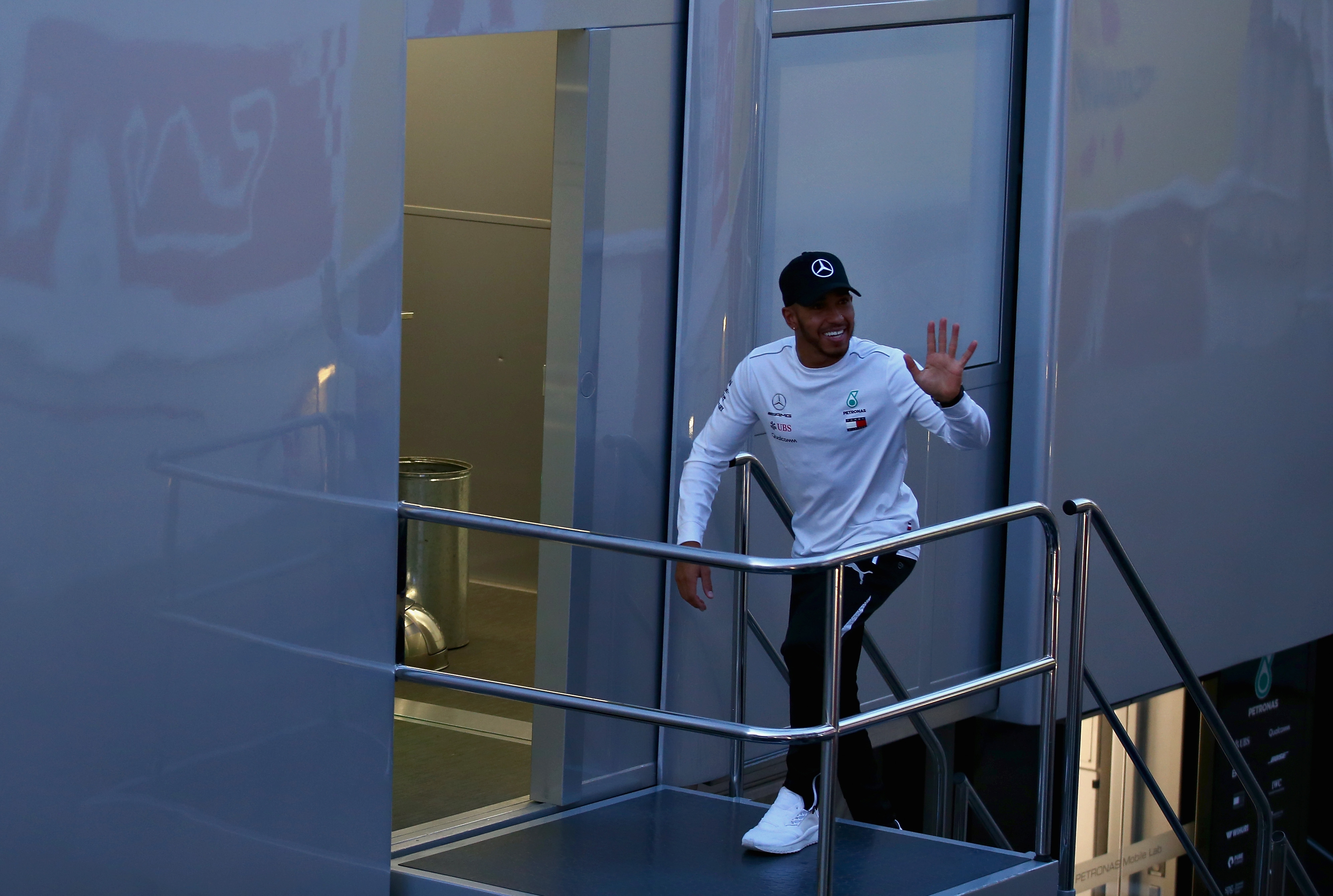 По време на предсезонните тестове пилотът на Мерцедес Люис Хамилтън